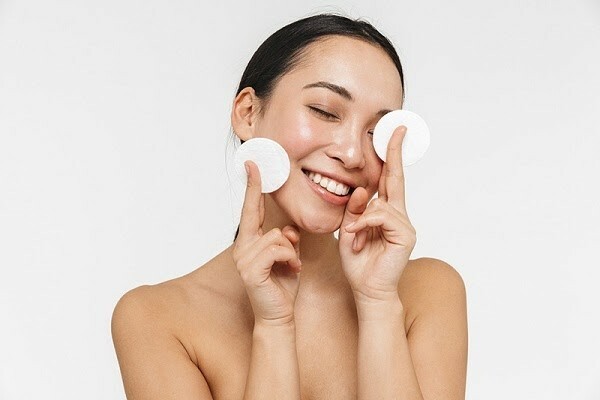 Tẩy trang làm sạch da mặt đúng cách